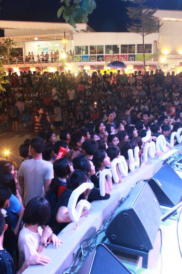 วง 25 Hours บุก "ตลาดต้นตาล" 21/04/2556 (คนแน่นมาก)