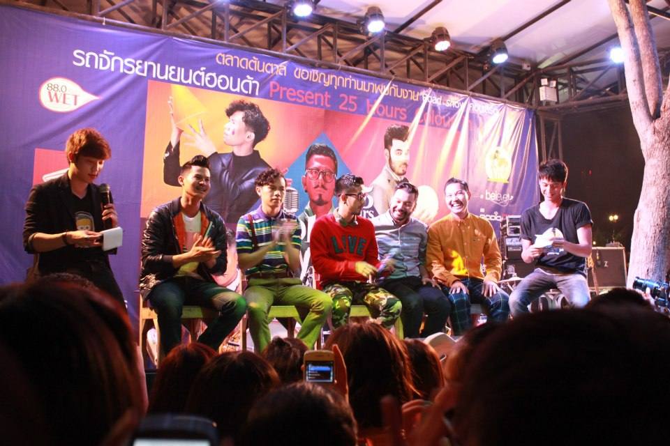 วง 25 Hours บุก "ตลาดต้นตาล" 21/04/2556 (คนแน่นมาก)