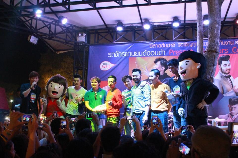 วง 25 Hours บุก "ตลาดต้นตาล" 21/04/2556 (คนแน่นมาก)