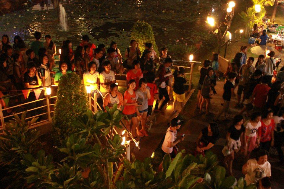 วง 25 Hours บุก "ตลาดต้นตาล" 21/04/2556 (คนแน่นมาก)