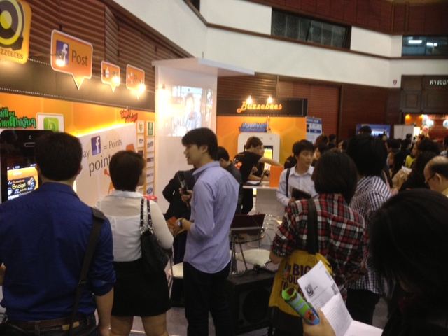 Thailand Online Expo 2013 บูท Buzzebees แน่น!