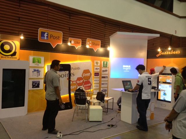Thailand Online Expo 2013 บูท Buzzebees แน่น!