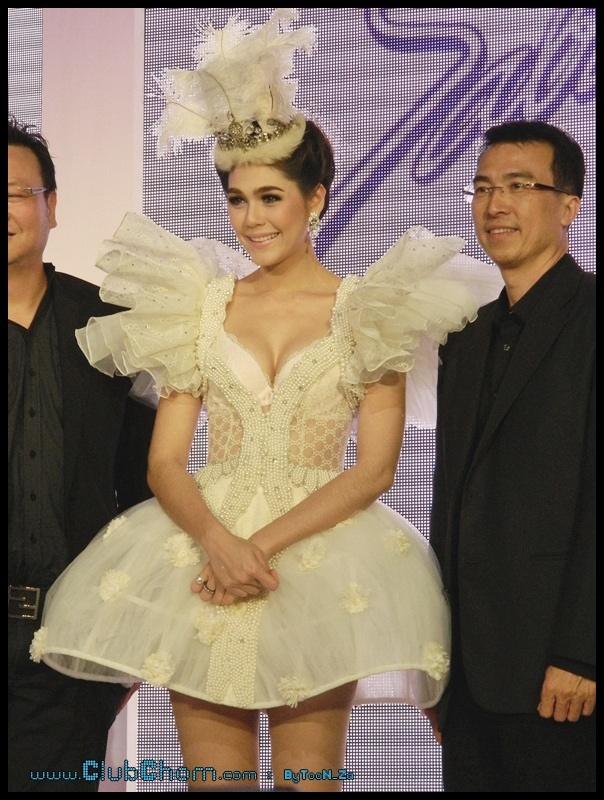 ชมพู่ อารยา ในงานเปิดตัวพรีเซ็นเตอร์ Modern V by Sabina