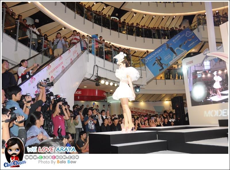 ชมพู่ อารยา ในงานเปิดตัวพรีเซ็นเตอร์ Modern V by Sabina