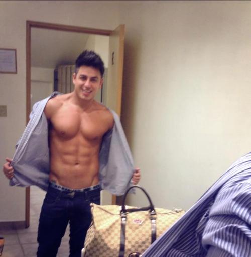 ชอบโชว์ขอแชร์ละกัน (sharing pic guy)