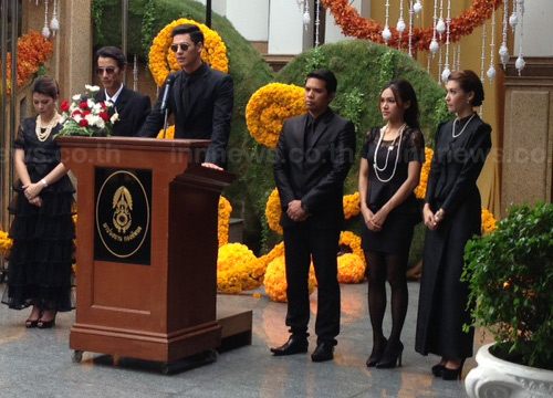เศร้า! ซี ศิวัฒน์ ร่ำไห้ เผาศพแม่