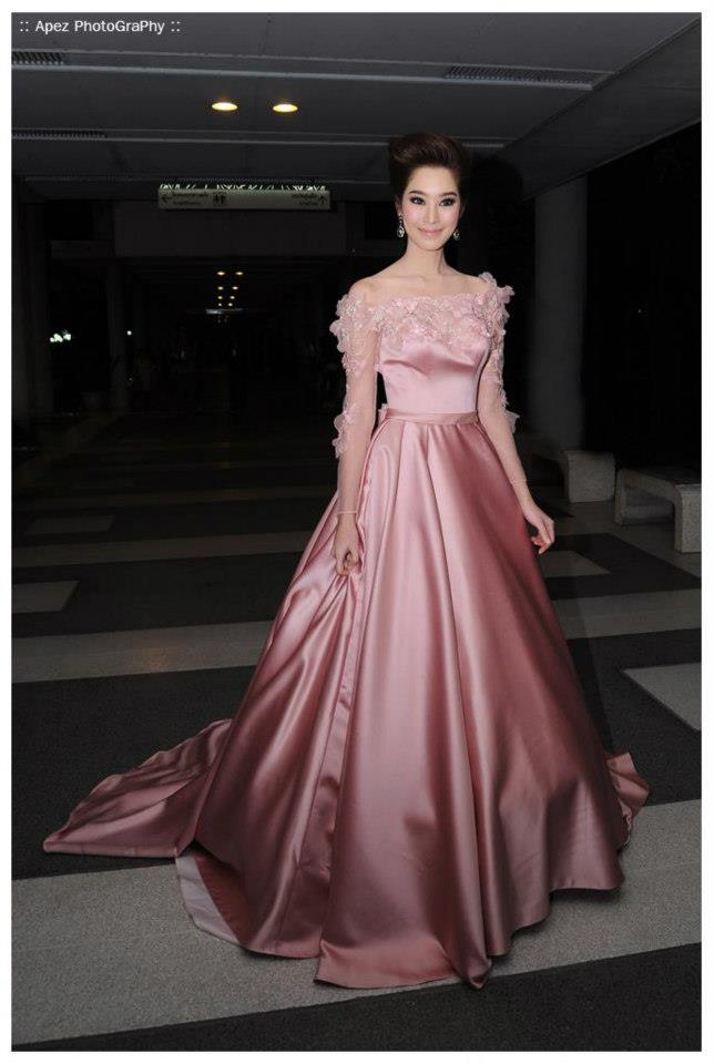 ฉัตร ปริยฉัตร สวย ขาว ขาเล็ก หุ่นดี ตาโต จมูกโด่ง  สูง