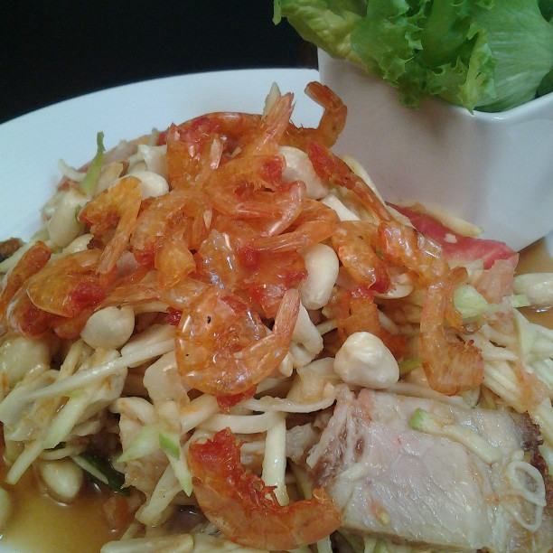 ส้มตำมะม่วงดิบกับหมูกรอบ