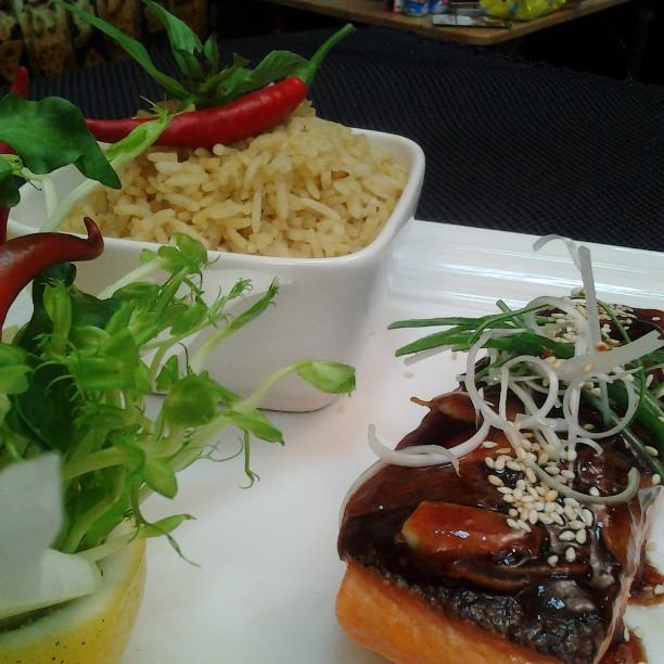 ข้าวมันเขียวหวานกับสเต็กแซลม่อน