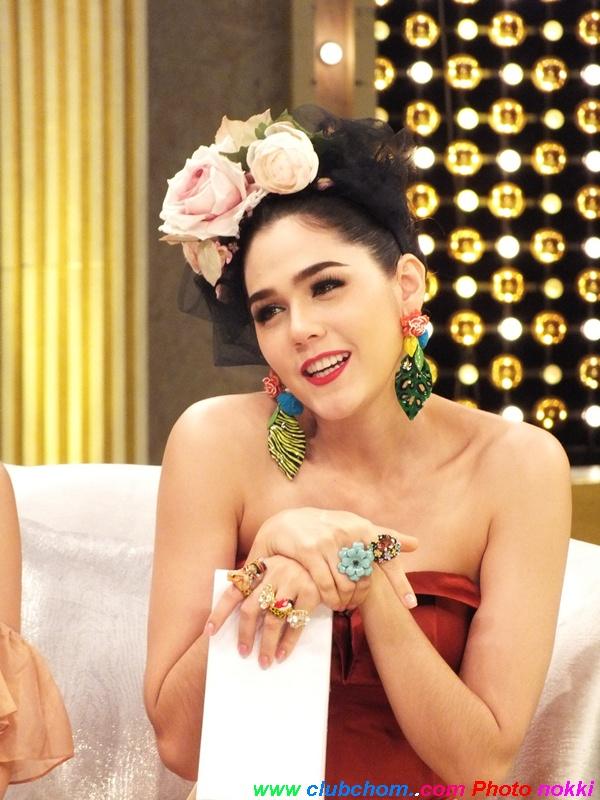 "ชมพู่ " ได้รับรางวัลดารานักแสดงหญิง ยอดนิยม Social network >>> Thailand Zocial Award 2013