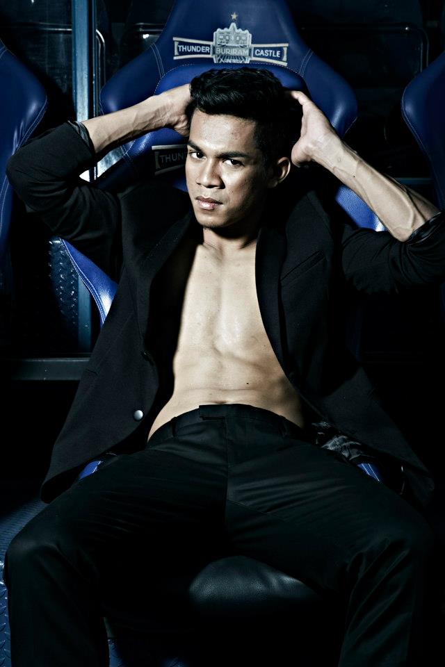 นักฟุตบอลทีมบุรีรัมย์ ยูไนเต็ด @ Lips vol.14 no.20 April 2013
