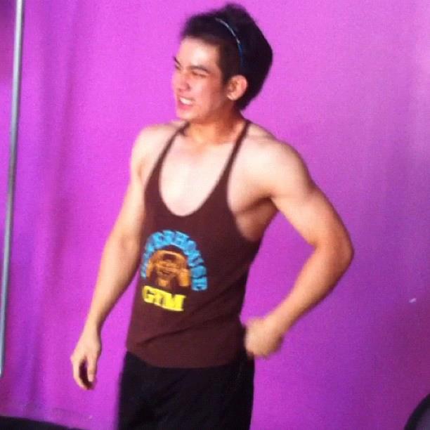 เป็นเรื่อง! เอิร์ธ ธวัช Suckseed โพสต์ภาพปืนขู่พวกจ้องแย่งแฟน