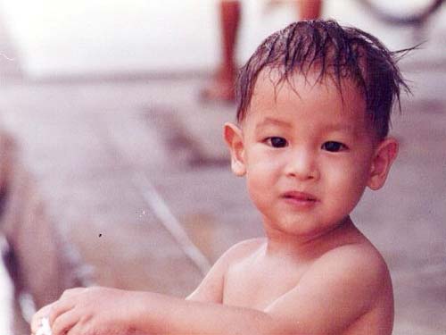เจมส์ จิรายุ ฉายแววหล่อแต่เด็ก ชมภาพย้อนวันวาน ในวัยละอ่อน