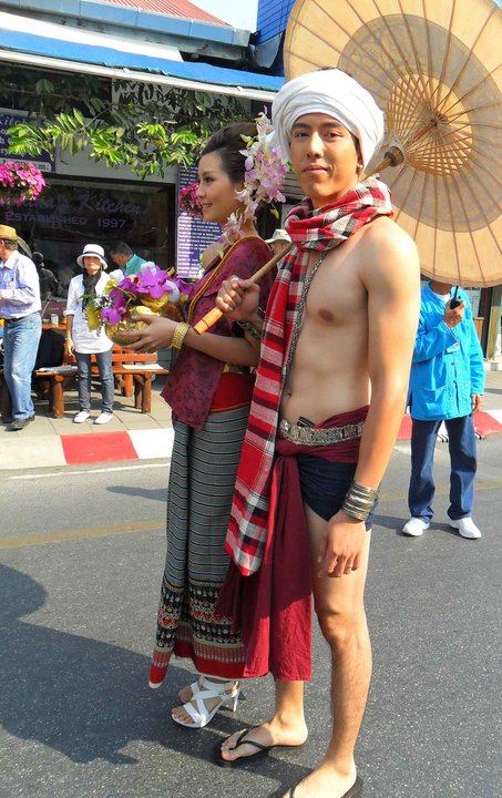 หนุ่มๆในชุดพื้นเมือง