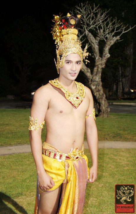 หนุ่มๆในชุดพื้นเมือง