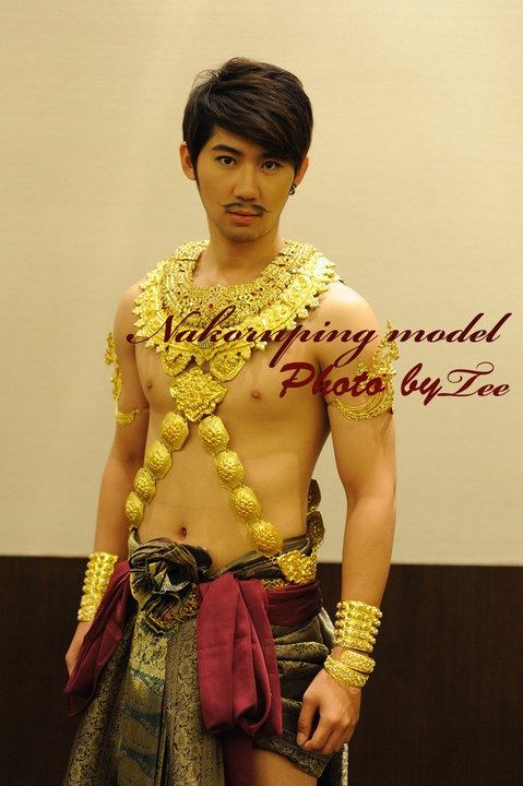 หนุ่มๆในชุดพื้นเมือง