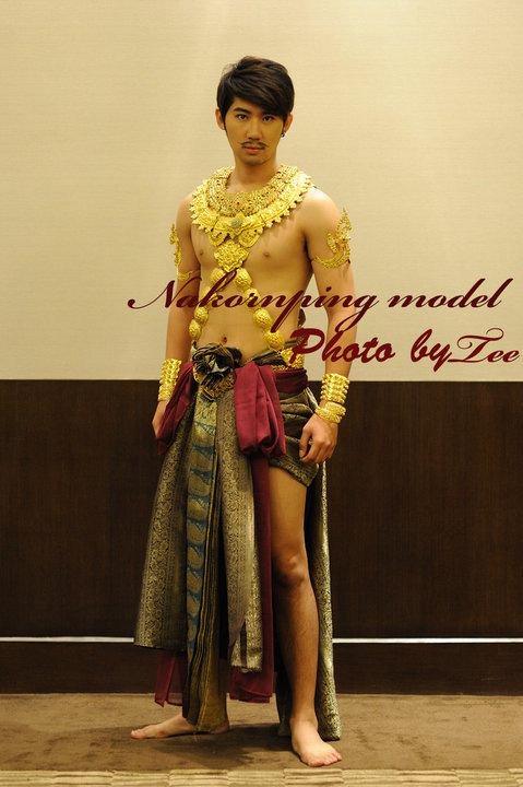หนุ่มๆในชุดพื้นเมือง