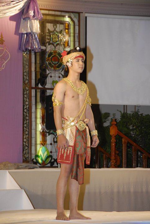 หนุ่มๆในชุดพื้นเมือง