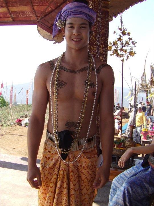 หนุ่มๆในชุดพื้นเมือง