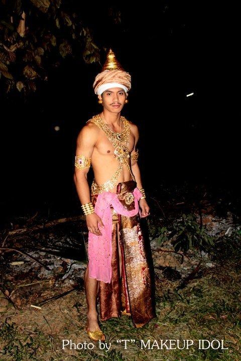 หนุ่มๆในชุดพื้นเมือง