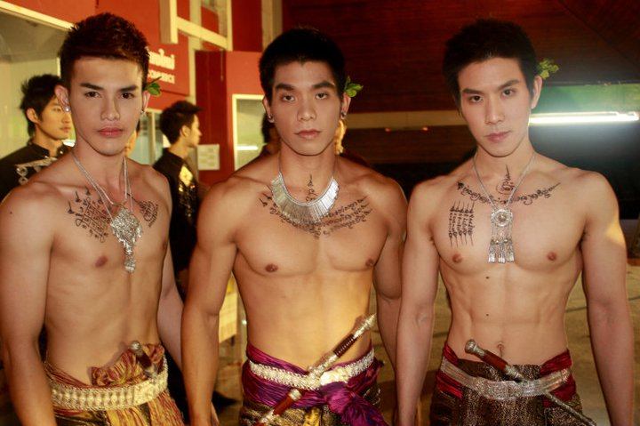 หนุ่มๆในชุดพื้นเมือง