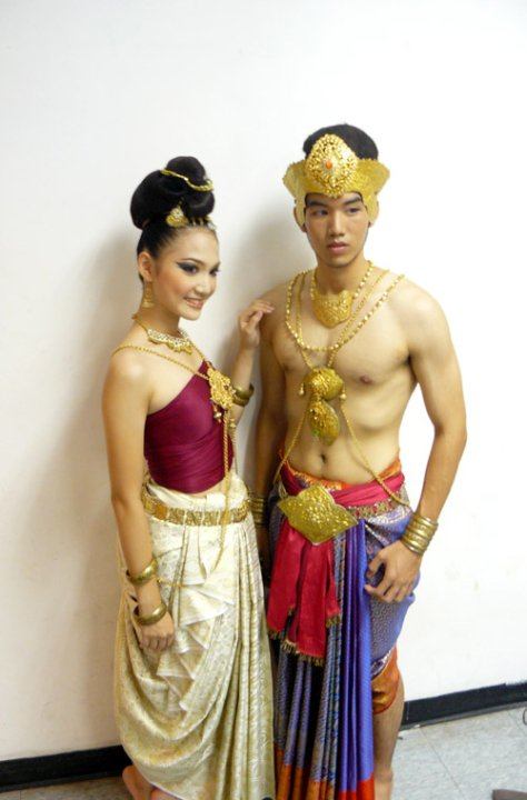 หนุ่มๆในชุดพื้นเมือง