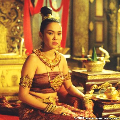 เครื่องแต่งกายจากสุริโยไทและตำนานสมเด็จพระนเรศวร