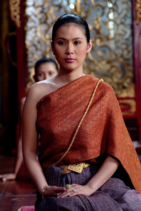 เครื่องแต่งกายจากสุริโยไทและตำนานสมเด็จพระนเรศวร