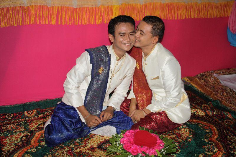 ครูชาย 34 ปี  หอบสินสอด 3 แสน  ขอแต่ง  หนุ่มบัญชีปั้มน้ำมัน