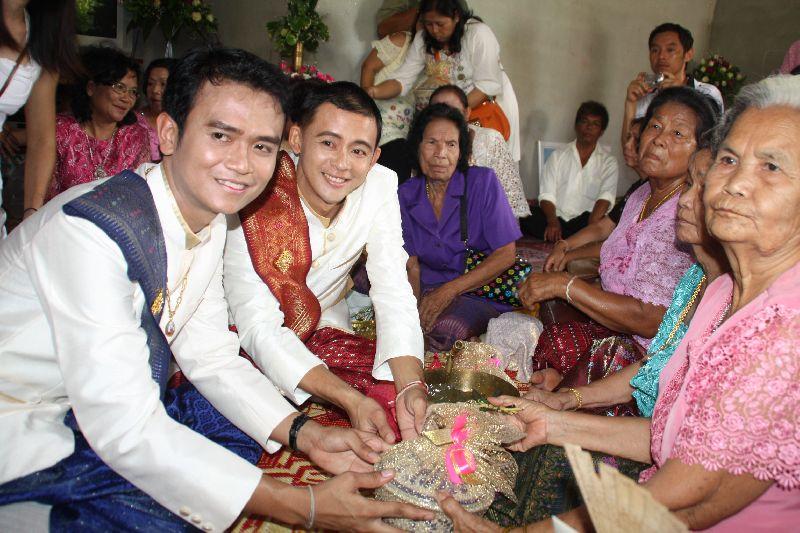 ครูชาย 34 ปี  หอบสินสอด 3 แสน  ขอแต่ง  หนุ่มบัญชีปั้มน้ำมัน