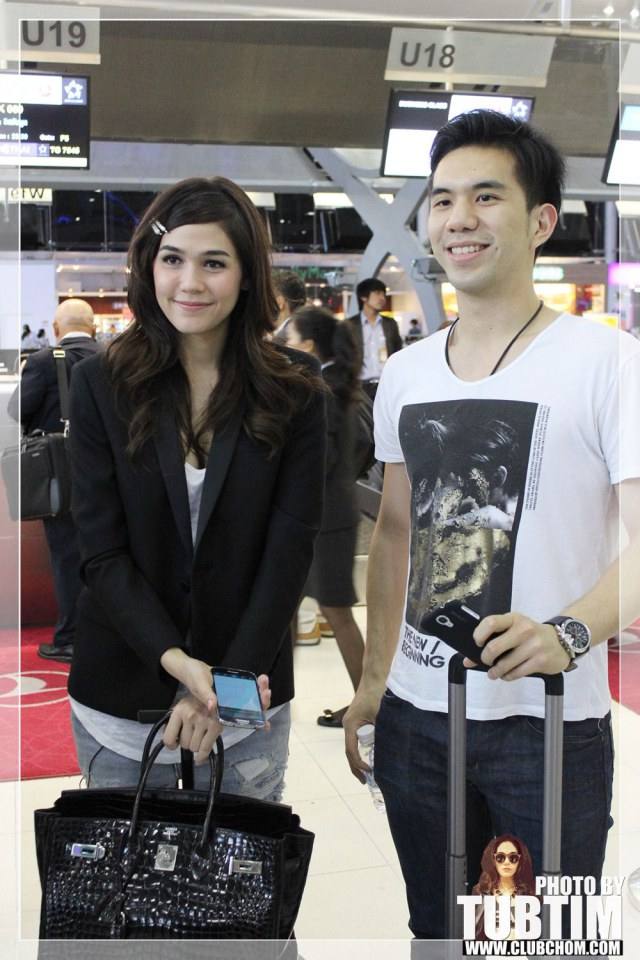 ชมพู่ >>>> ในลุคสาว>> มั่น เท่ ที่ Airport ไปงานเมืองคานส์ ชอบลุคนี้ พี่ชมมากกกกกกกก