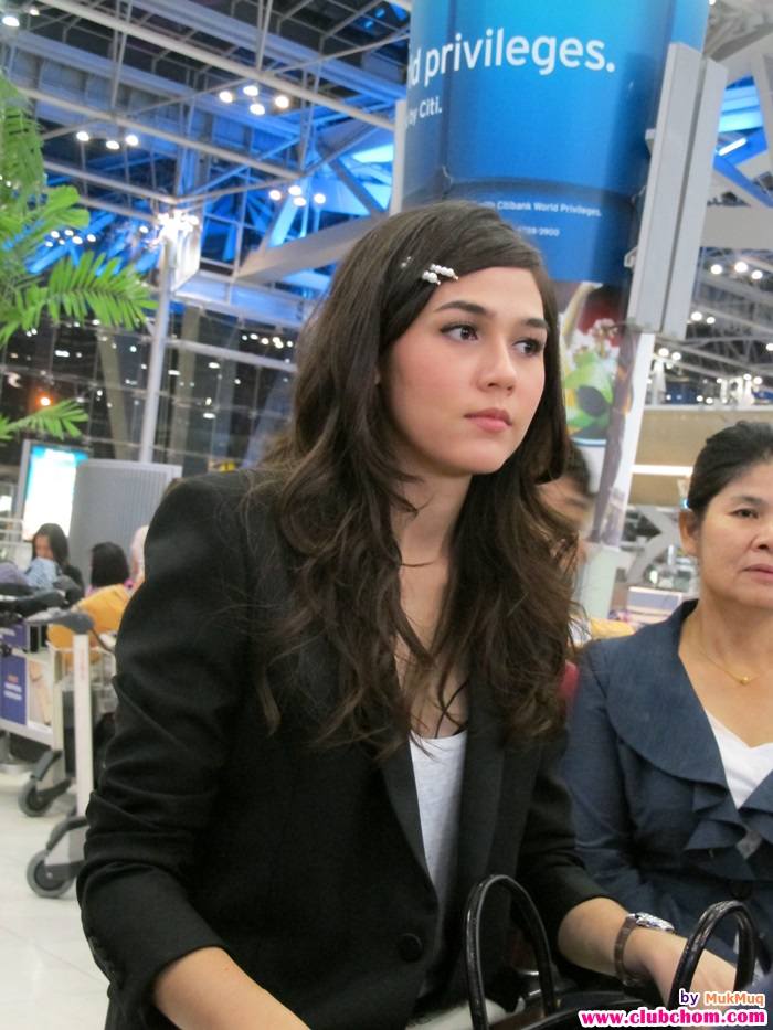 ชมพู่ >>>> ในลุคสาว>> มั่น เท่ ที่ Airport ไปงานเมืองคานส์ ชอบลุคนี้ พี่ชมมากกกกกกกก