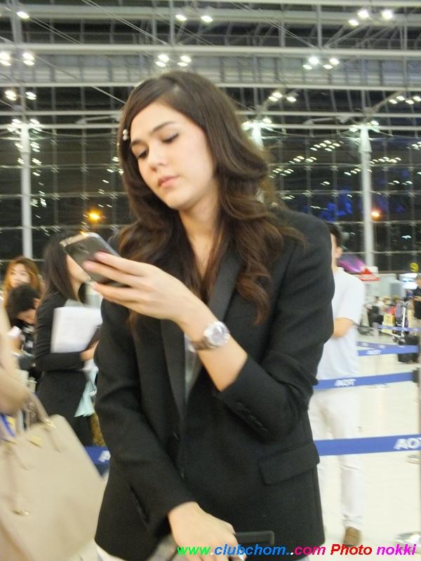 ชมพู่ >>>> ในลุคสาว>> มั่น เท่ ที่ Airport ไปงานเมืองคานส์ ชอบลุคนี้ พี่ชมมากกกกกกกก