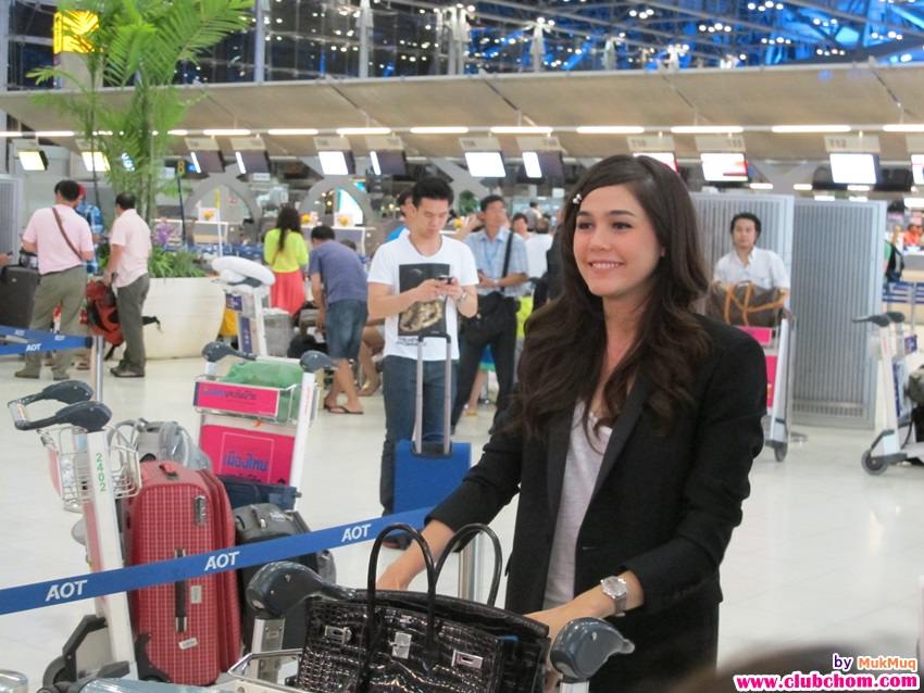ชมพู่ >>>> ในลุคสาว>> มั่น เท่ ที่ Airport ไปงานเมืองคานส์ ชอบลุคนี้ พี่ชมมากกกกกกกก