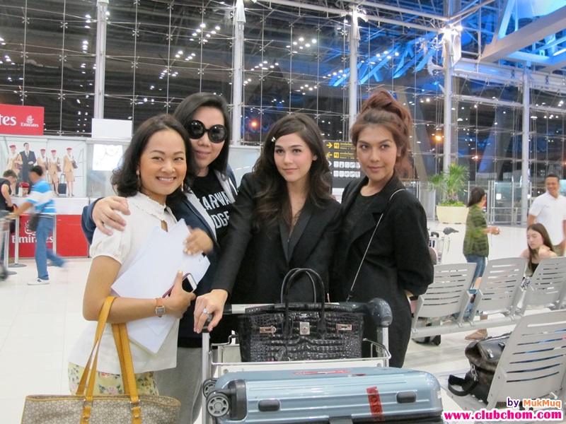 ชมพู่ >>>> ในลุคสาว>> มั่น เท่ ที่ Airport ไปงานเมืองคานส์ ชอบลุคนี้ พี่ชมมากกกกกกกก