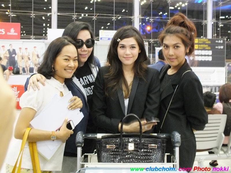 ชมพู่ >>>> ในลุคสาว>> มั่น เท่ ที่ Airport ไปงานเมืองคานส์ ชอบลุคนี้ พี่ชมมากกกกกกกก