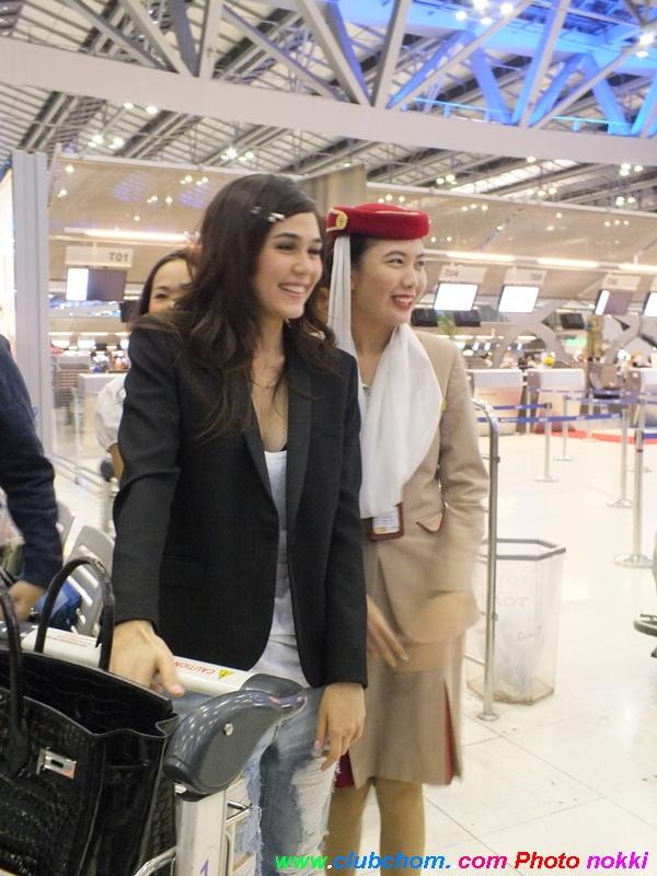 ชมพู่ >>>> ในลุคสาว>> มั่น เท่ ที่ Airport ไปงานเมืองคานส์ ชอบลุคนี้ พี่ชมมากกกกกกกก