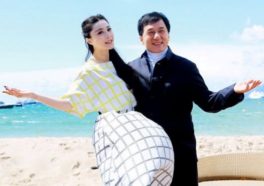 ฟ่านปิงปิง หวิดโป๊!! ลมแรงทำกระโปรงเปิด เฉินหลงช่วยทัน (bugaboo news)