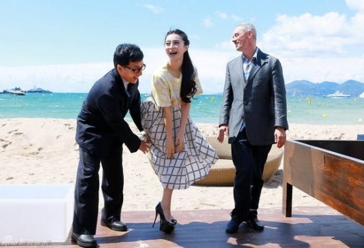ฟ่านปิงปิง หวิดโป๊!! ลมแรงทำกระโปรงเปิด เฉินหลงช่วยทัน (bugaboo news)