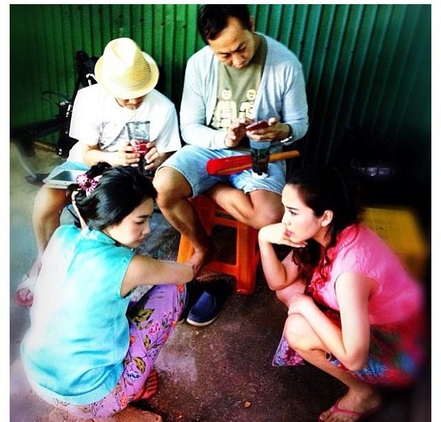 ละครที่ทุกคนลอยคอ รอคอย