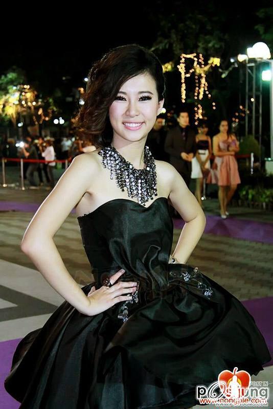 สาวน้อยชุดดำ สวยใส