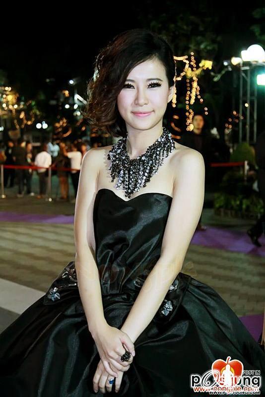สาวน้อยชุดดำ สวยใส