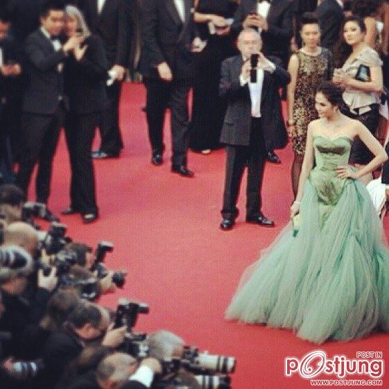 วันนี้จะเป็นอีกหนึ่งวันที่ ทุกคน จะได้เห็น สาว ชมพู่ อารยา เฉิดฉายบนพรมแดงเมืองคานส์