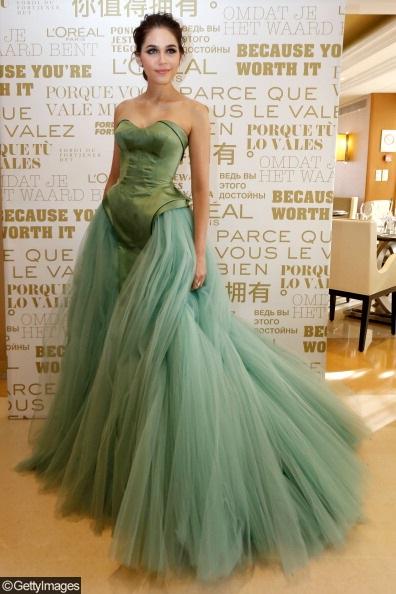 เฉิดฉาย! ชมพู่ อารยา สวยเด่น พรมแดงที่เมืองคานส์
