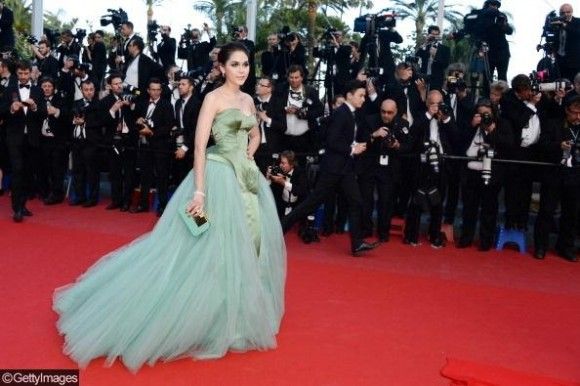 เฉิดฉาย! ชมพู่ อารยา สวยเด่น พรมแดงที่เมืองคานส์