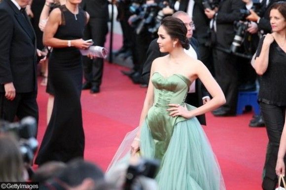 เฉิดฉาย! ชมพู่ อารยา สวยเด่น พรมแดงที่เมืองคานส์