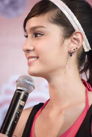 ซูมหน้าใกล้ๆ ของขวัญ อุษามณี
