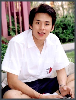 ดาราในชุดนักเรียน