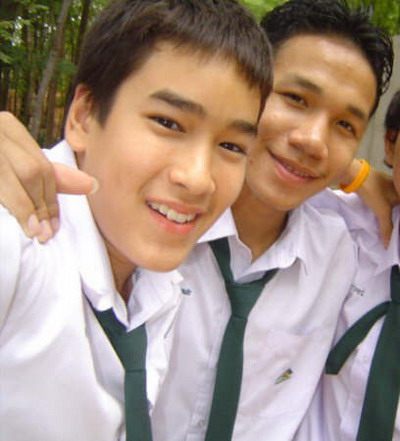 ดาราในชุดนักเรียน