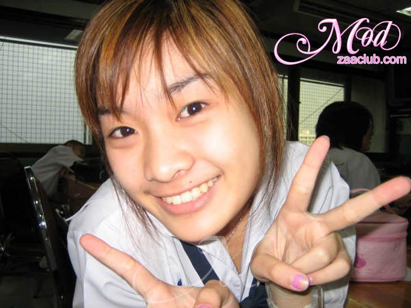 ดาราในชุดนักเรียน